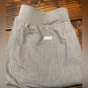 Figs - size small - color: graphite - style: Yola